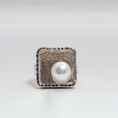 Square not naught ring with white pearl