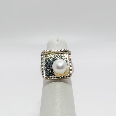 Square not naught ring with white pearl
