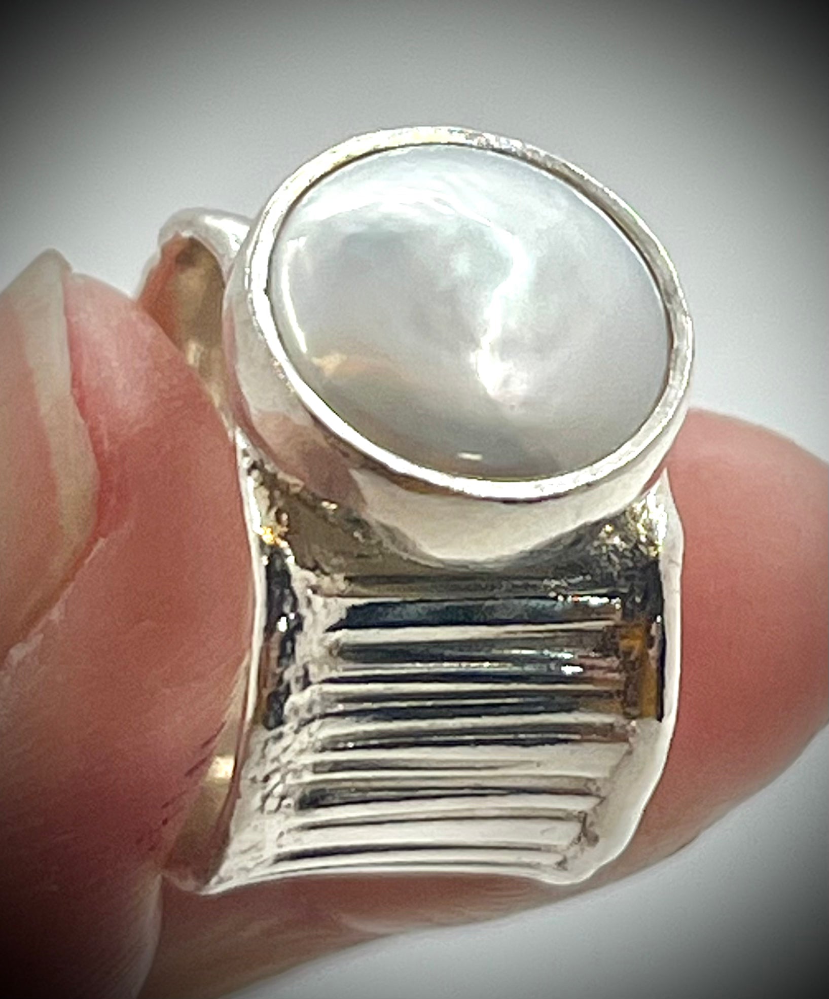 Deckled Boiler Chip Ring with White Coin Pearl