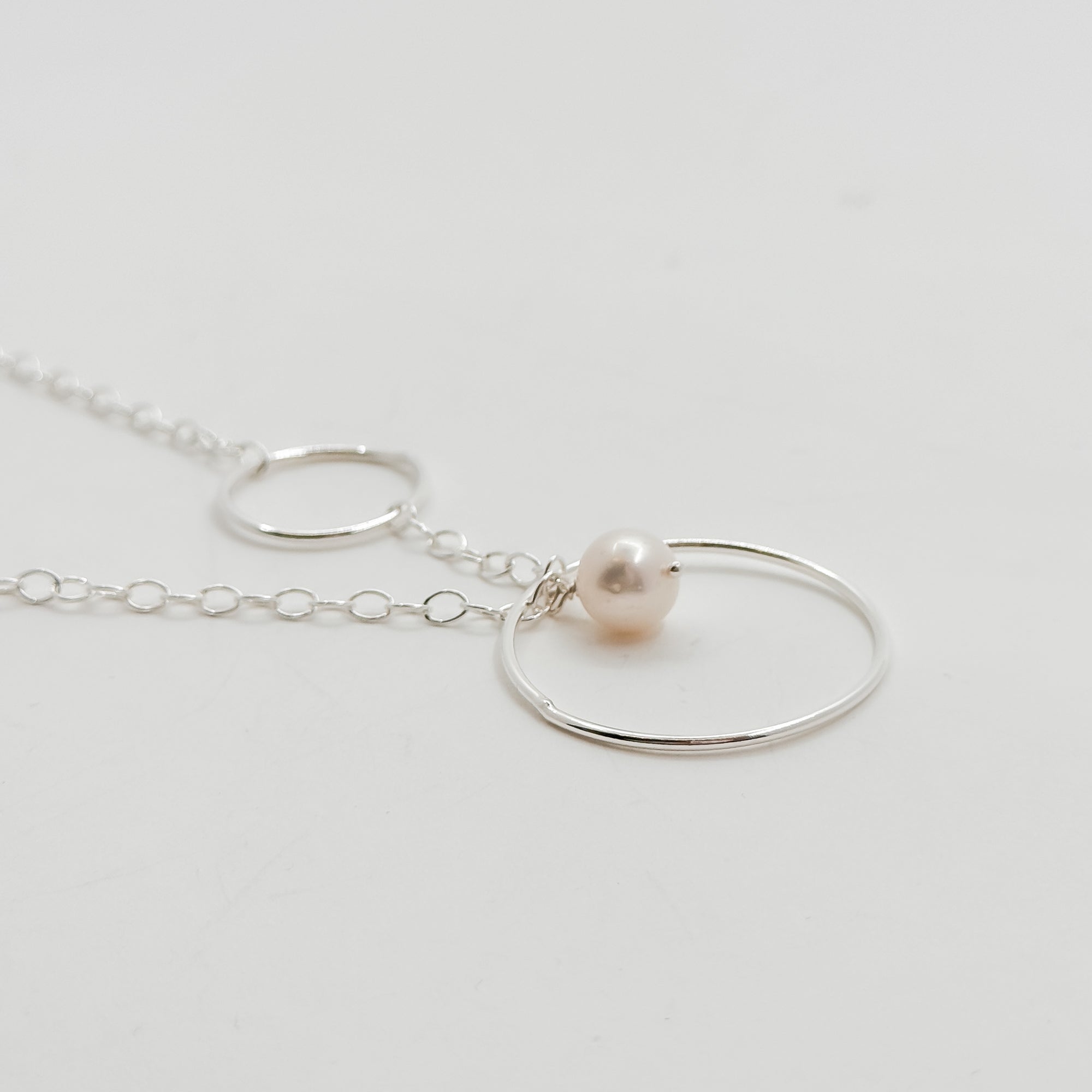 Short circle lariat necklace with white pearl