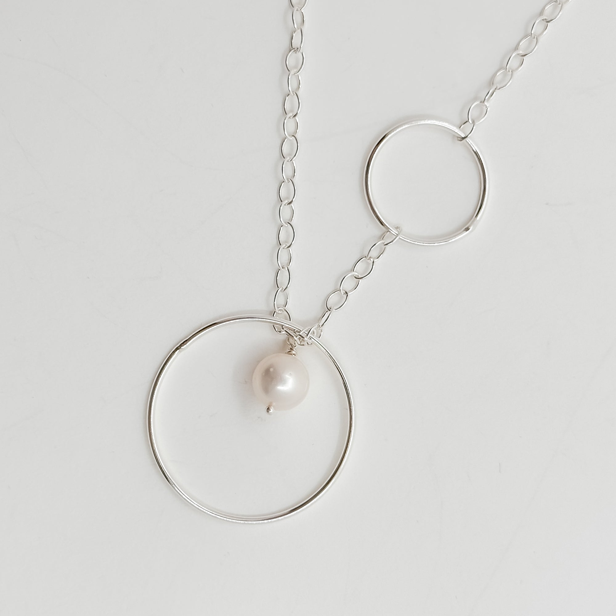 Short circle lariat necklace with white pearl