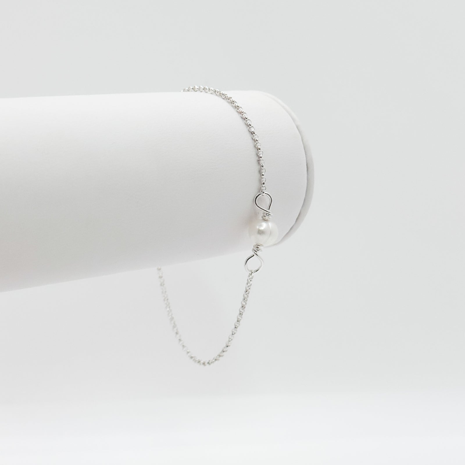 One pearl bracelet