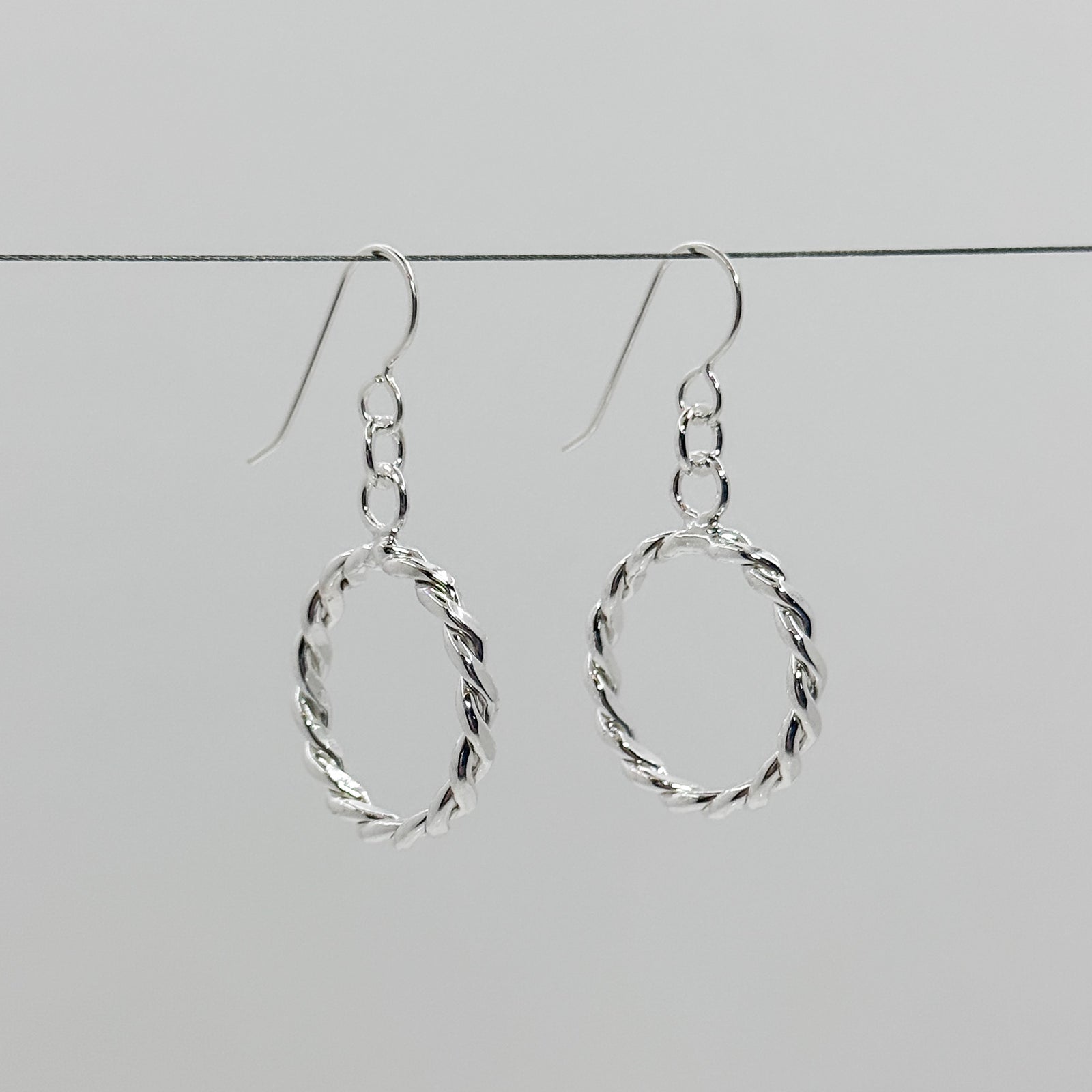 Twisted medium hoop