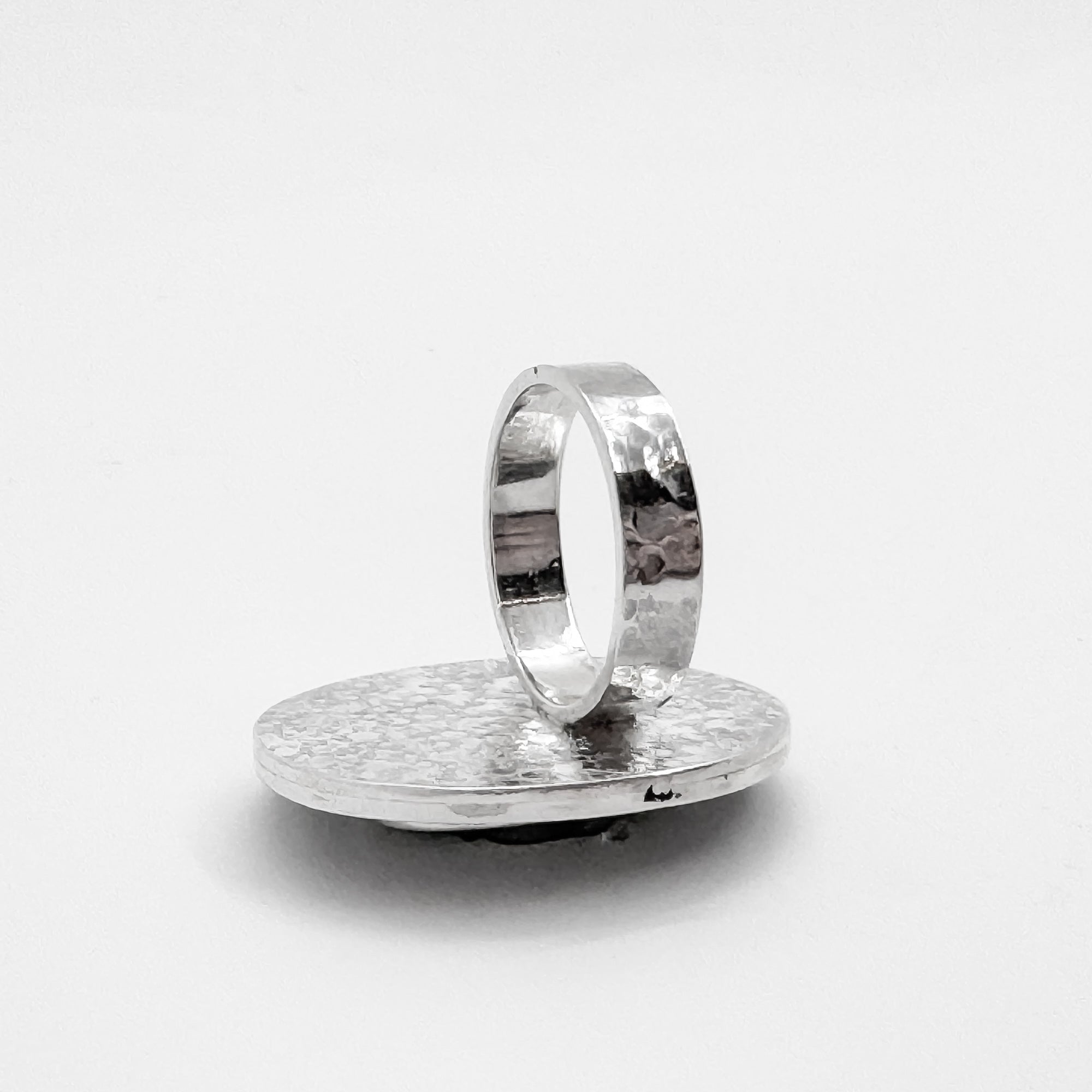 Orbit ring with Larima