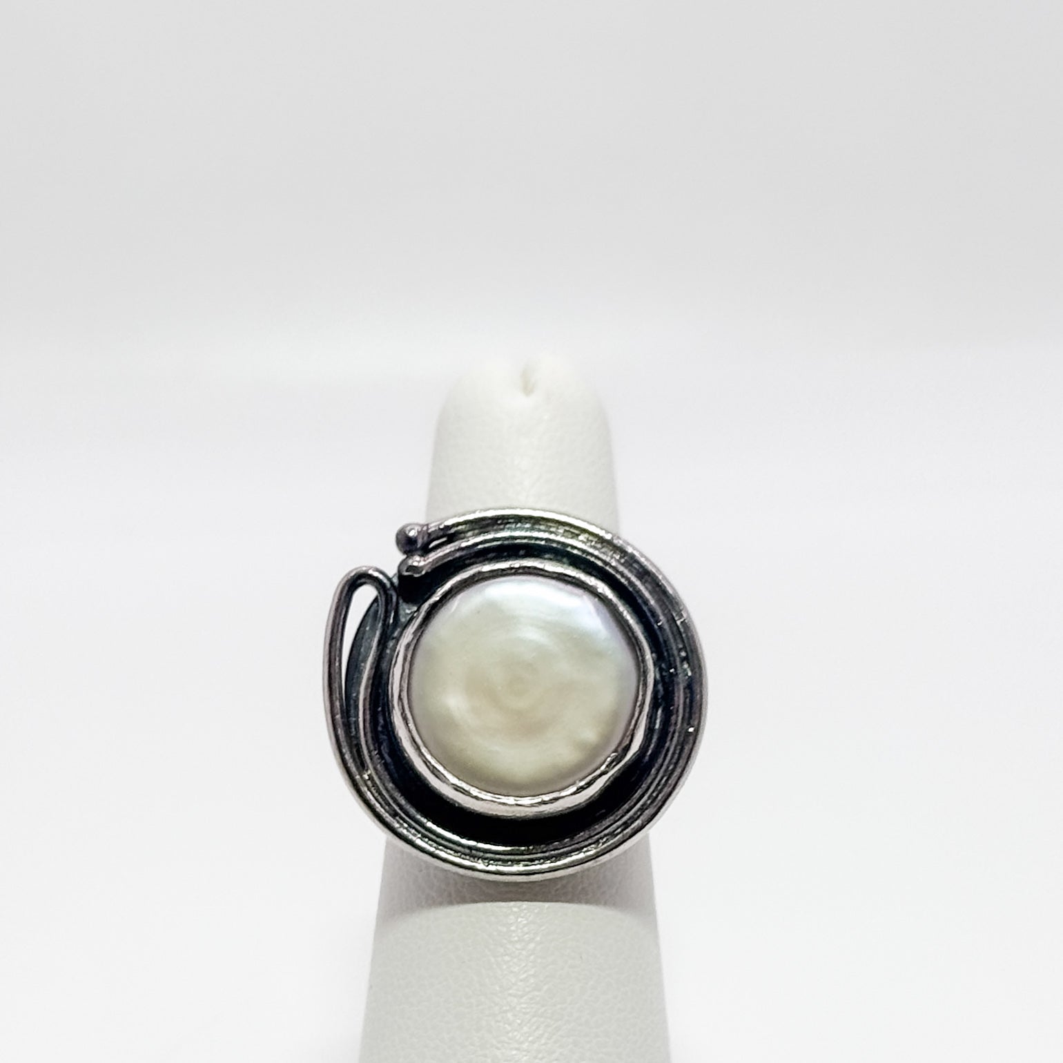 Circular coin pearl ring