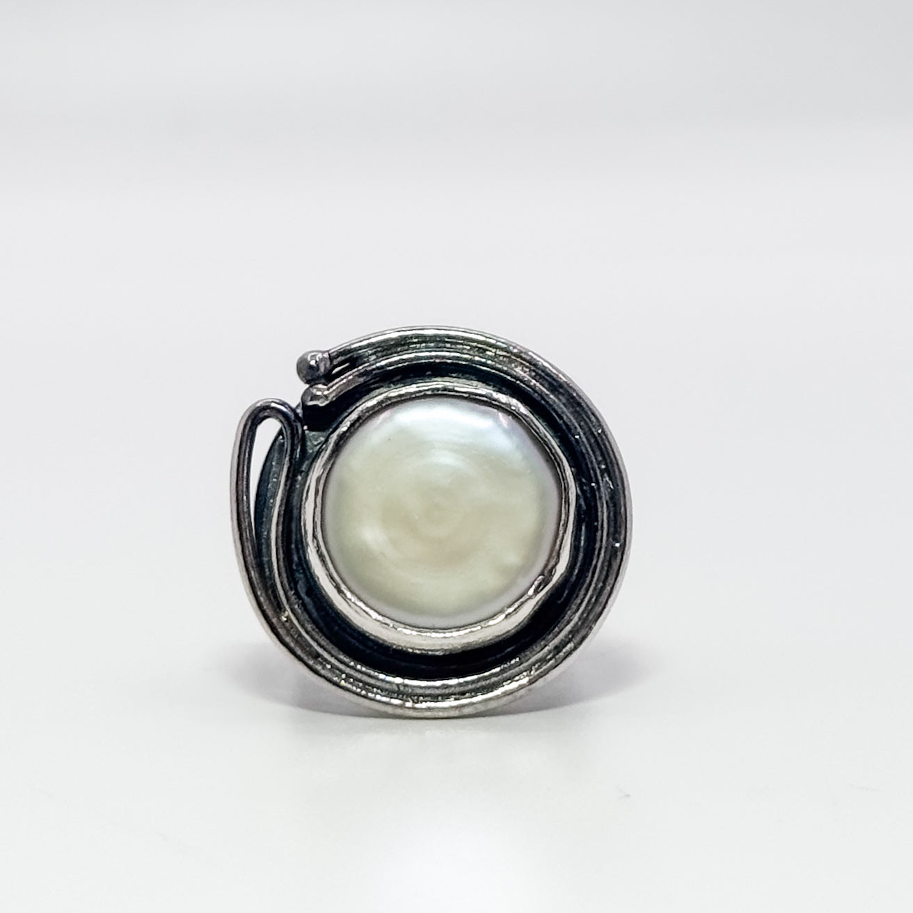 Circular coin pearl ring