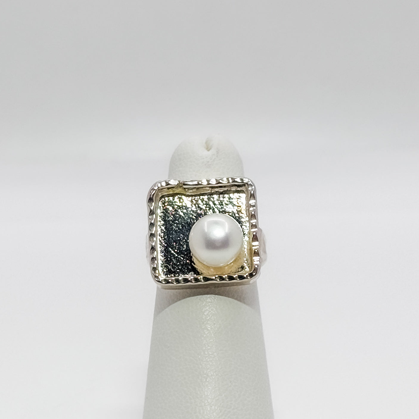 Square not naught ring with white pearl