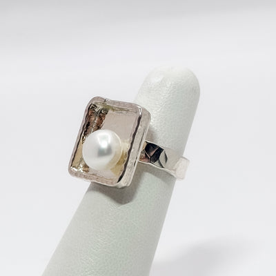 Square not naught ring with white pearl