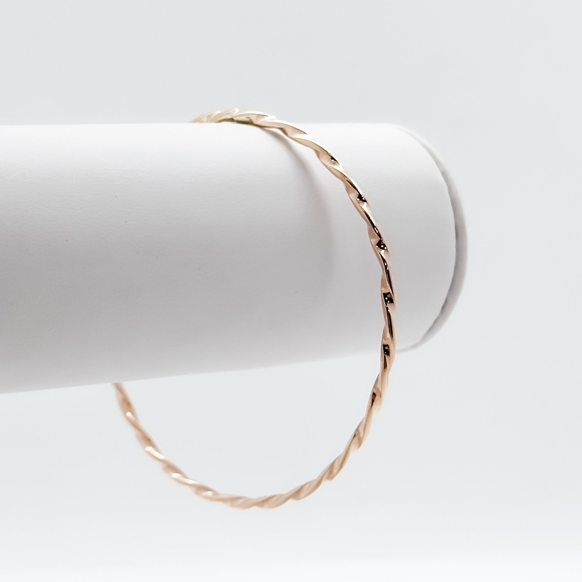 Single twist bangle