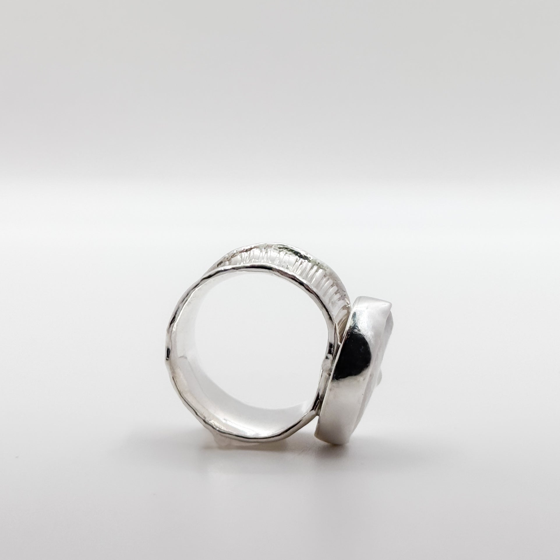 Deckled Boiler Chip anticlastic ring with white coin pearl