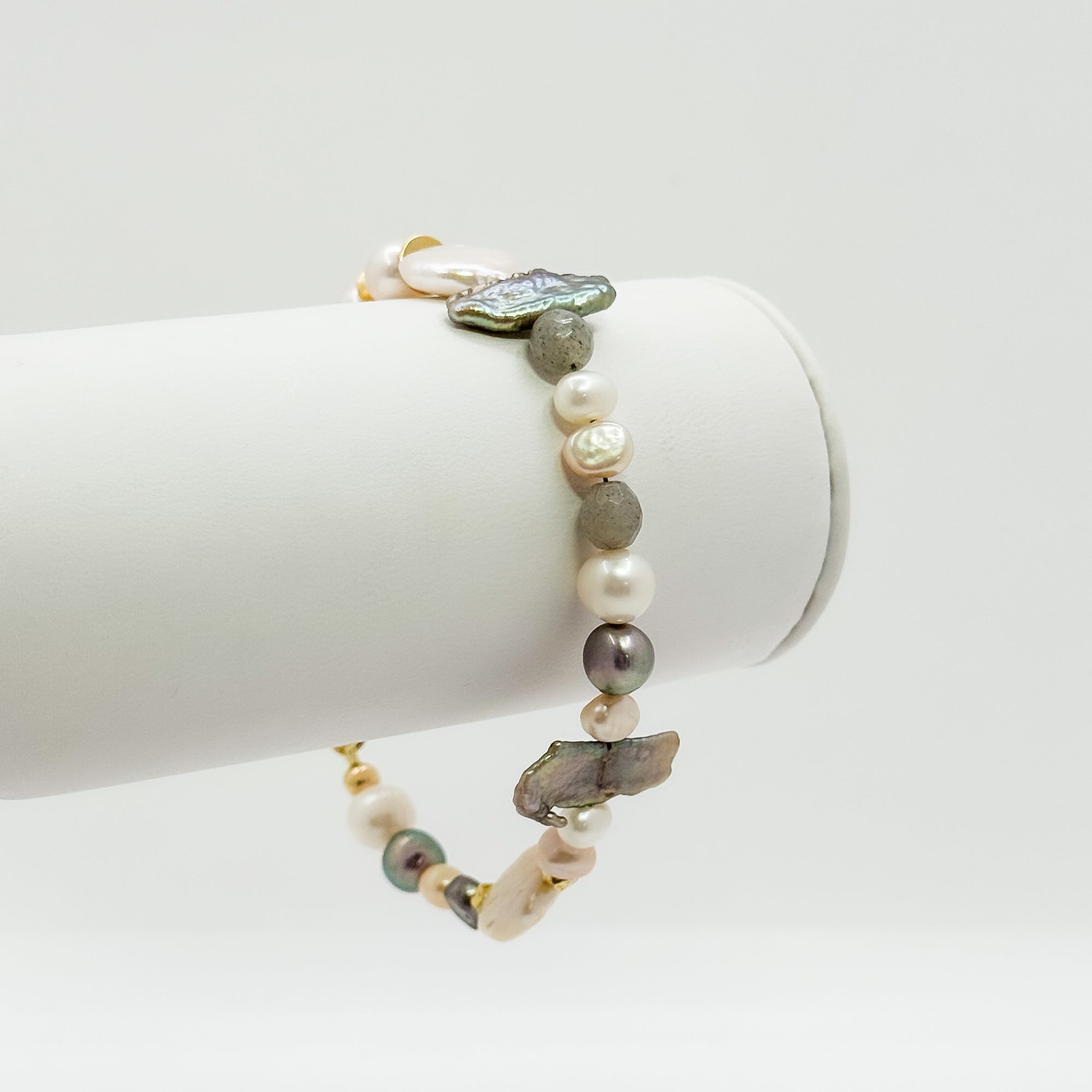 Sweet Susan single strand bracelet with gold tone beads and mixed white/bronze pearls