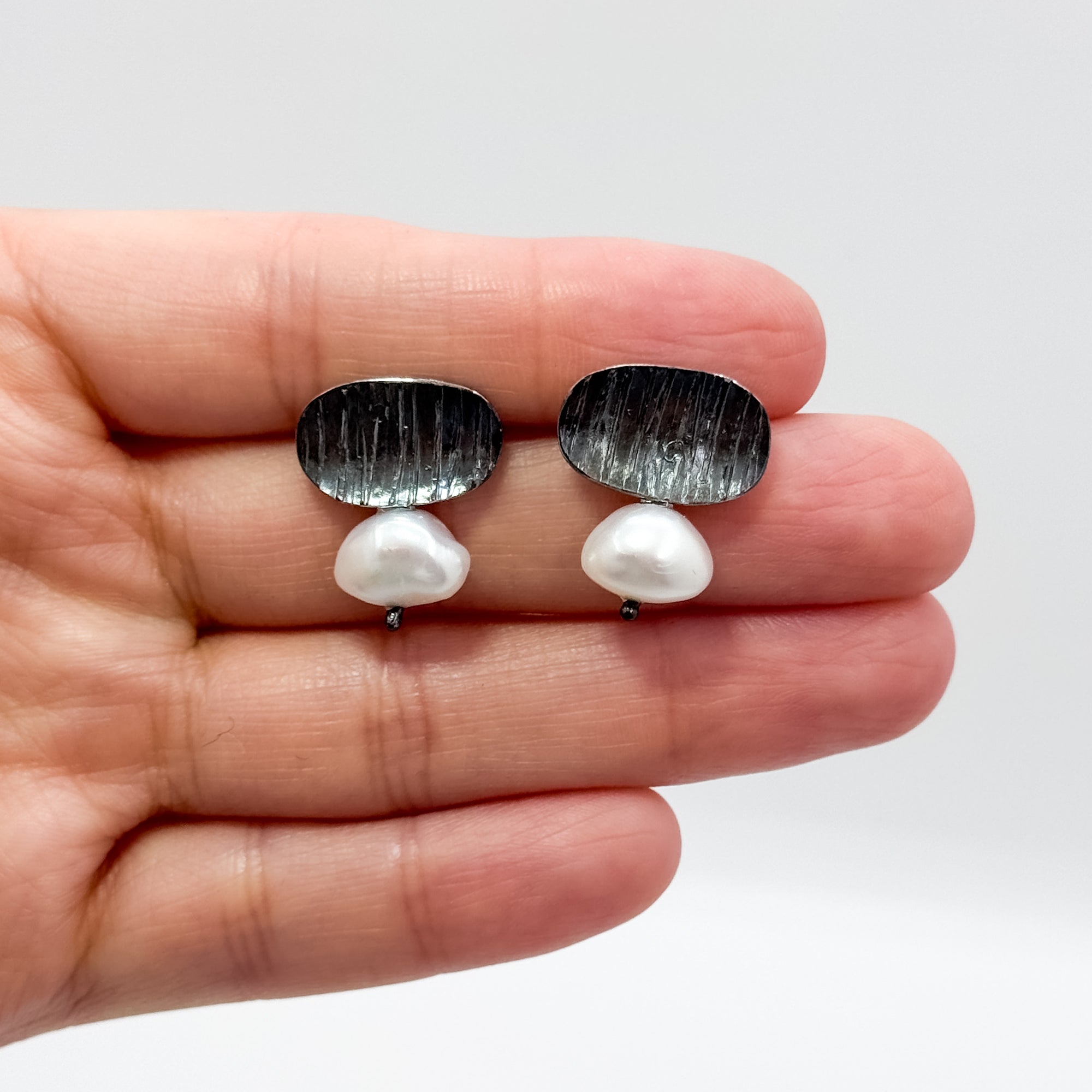 Oval 1 Fresh water pearl earrings