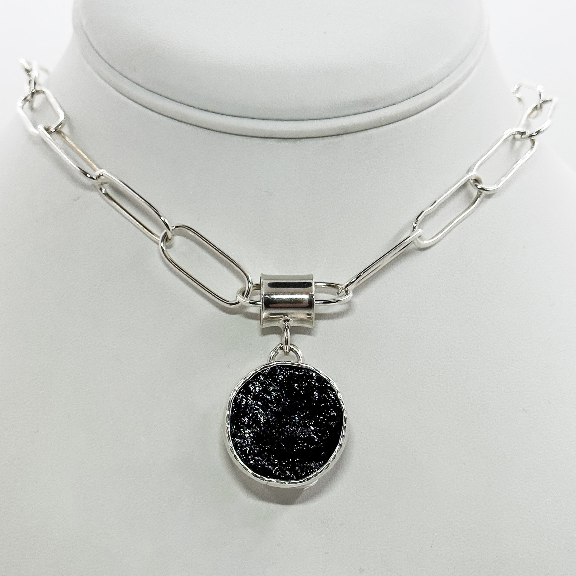 Black tour round necklace