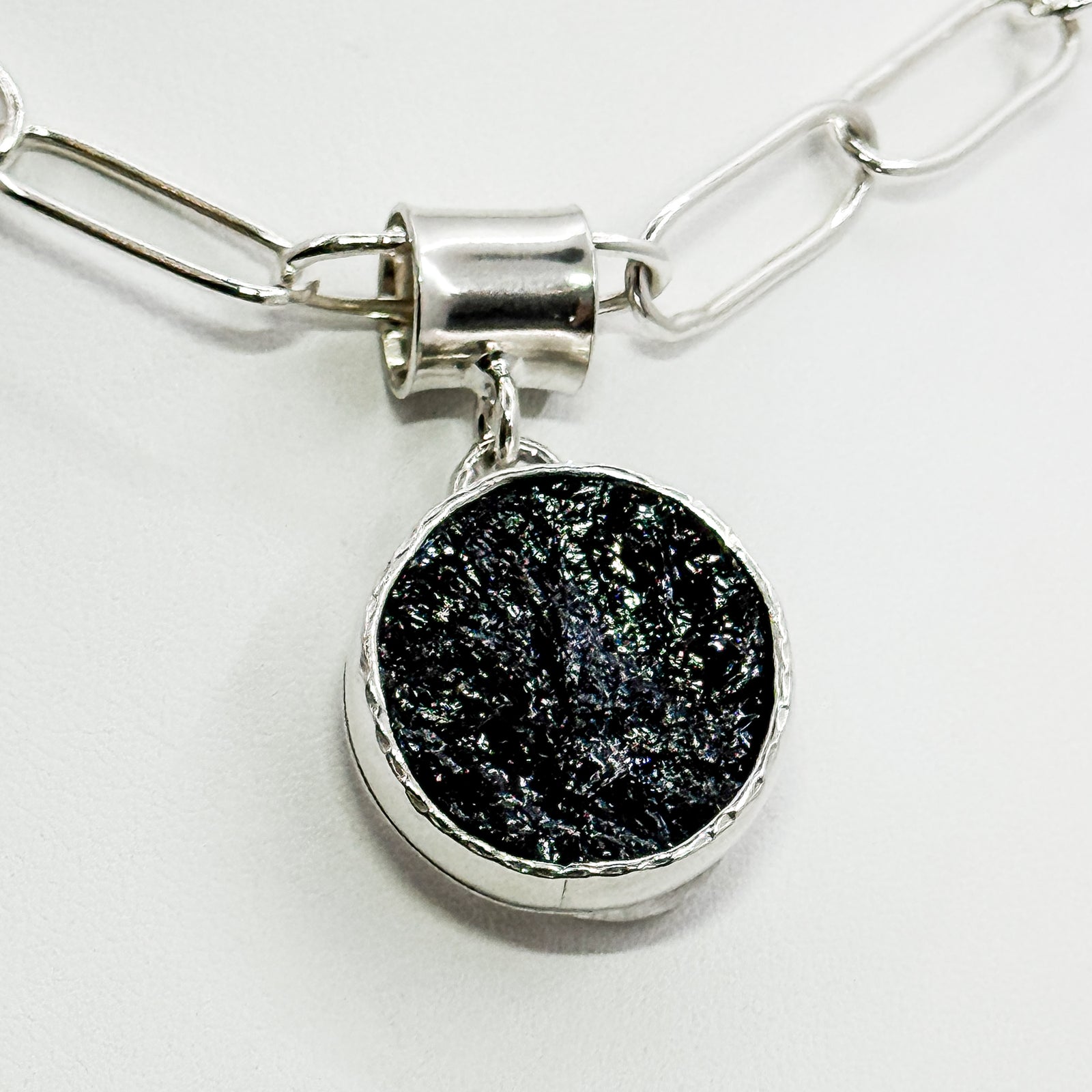 Black tour round necklace