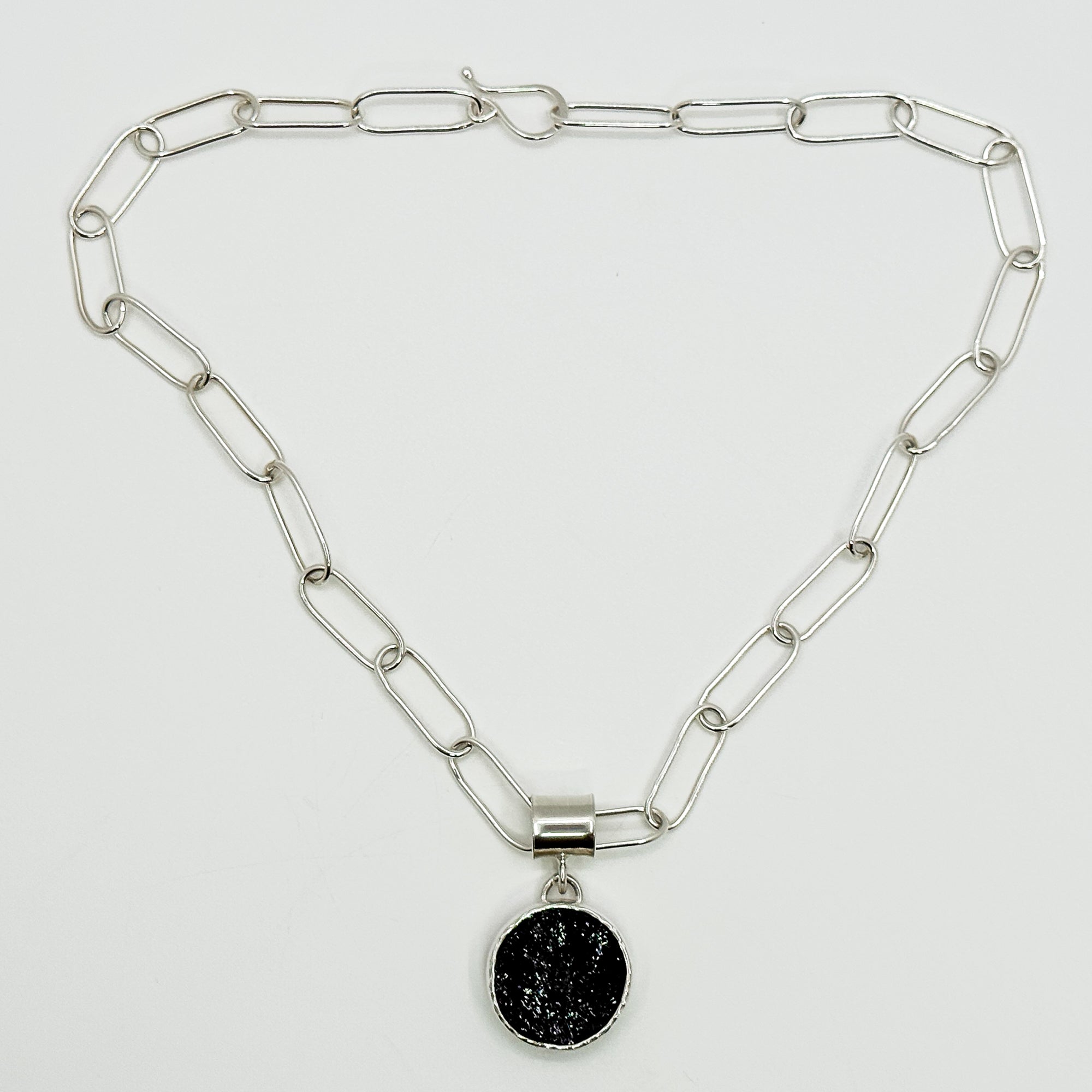 Black tour round necklace