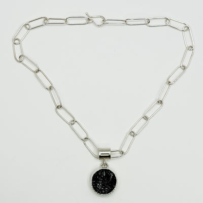 Black tour round necklace