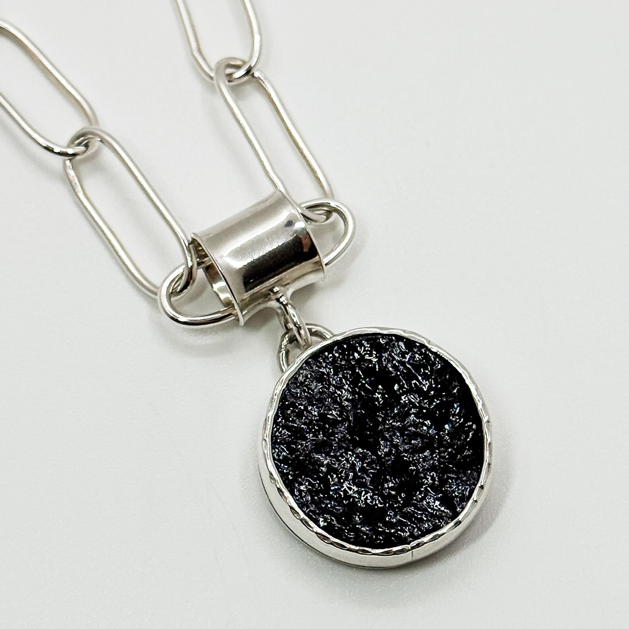 Black tour round necklace