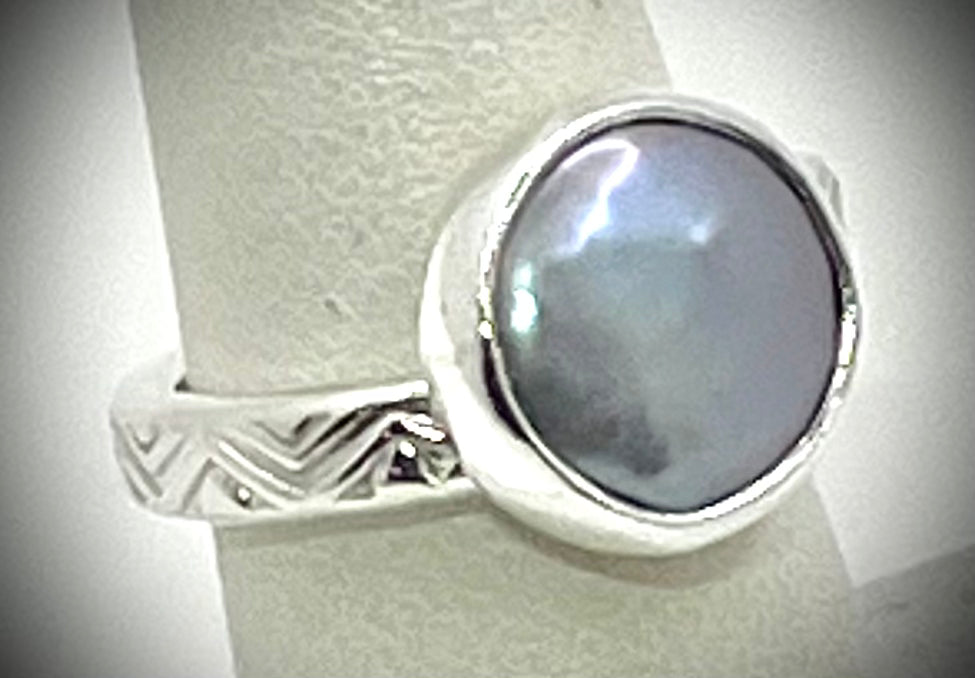 Mauve Coin Pearl Solitaire Ring