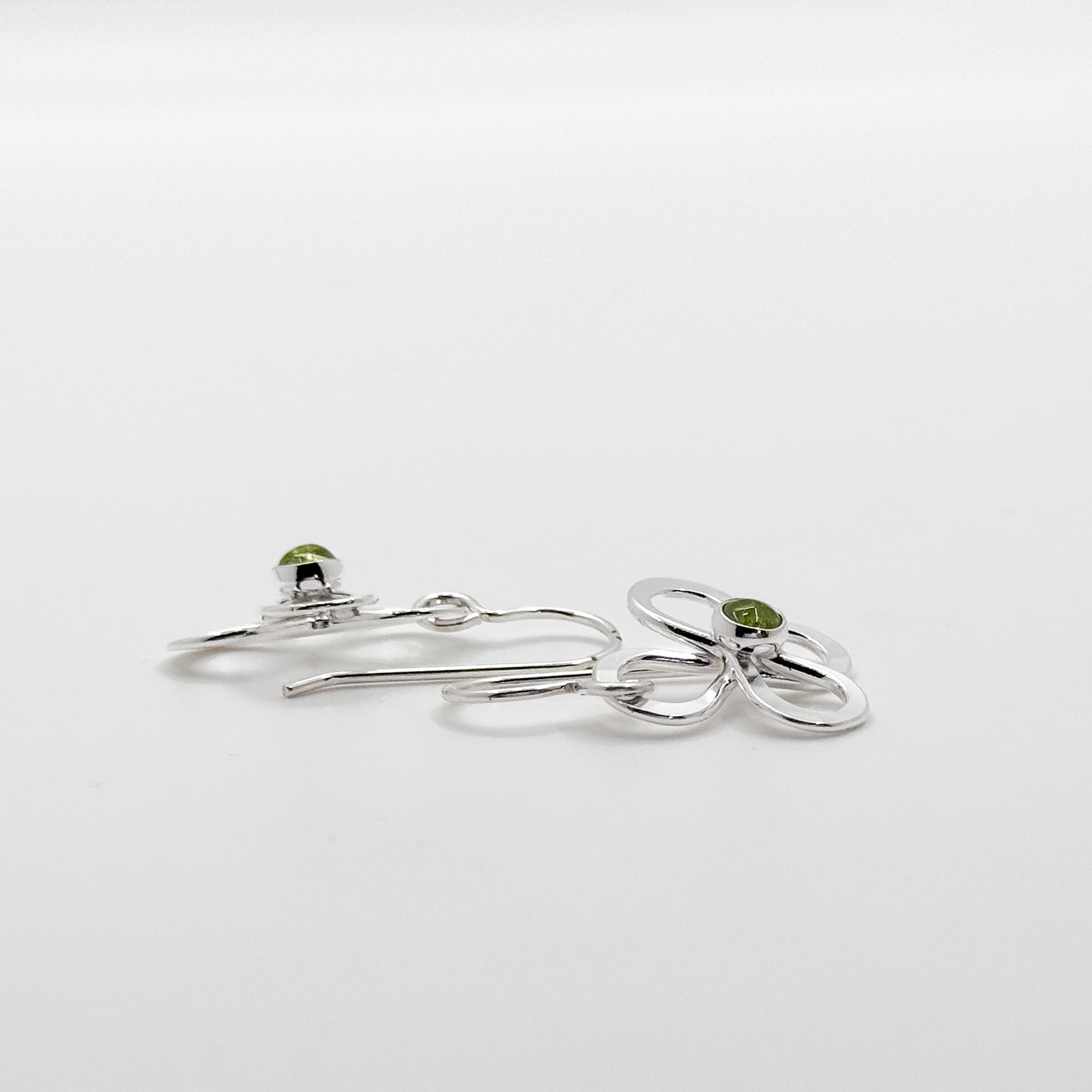 Daisy Drop earrings with Peridot