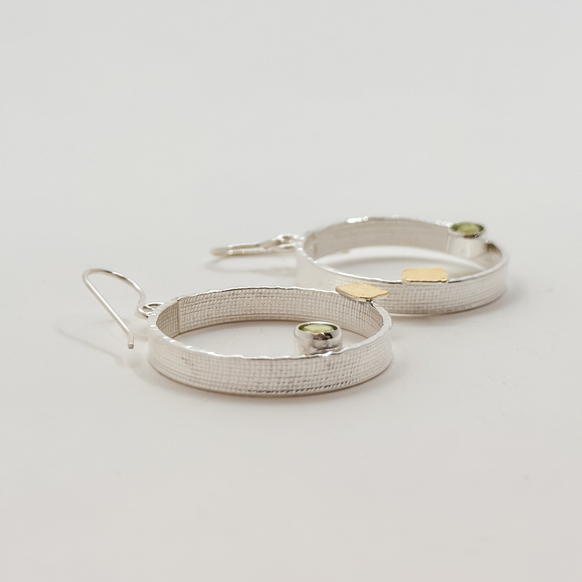 Mars earrings with 5mm faceted peridot