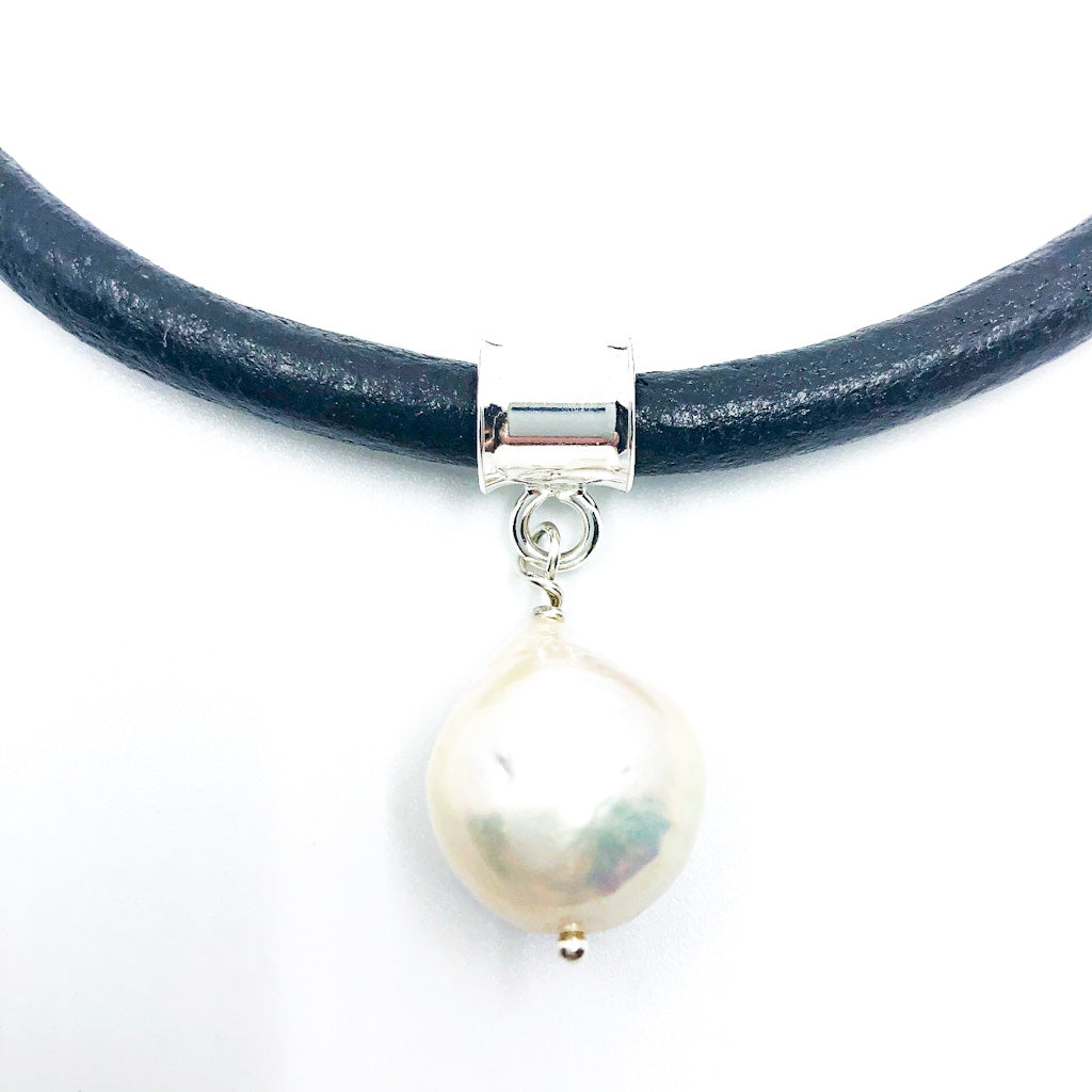 Two Rows Baroque pearl leather necklacePearl and Leather -  Portugal